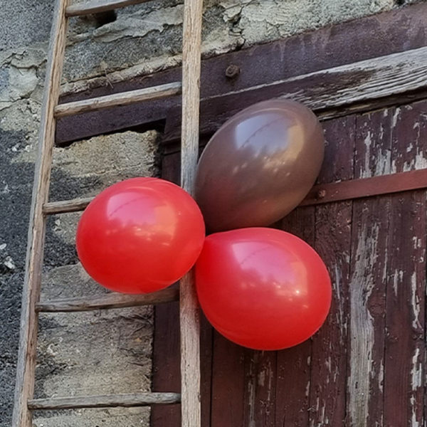 Ballon rouge et marron 30 cm