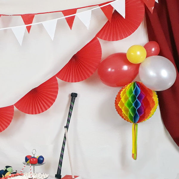Guirlande rosette rouge décoration anniversaire cirque