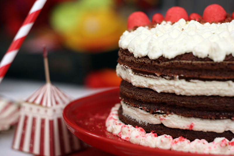 Un gâteau d’anniversaire sur le thème du cirque ! Un Red Velvet Cake !