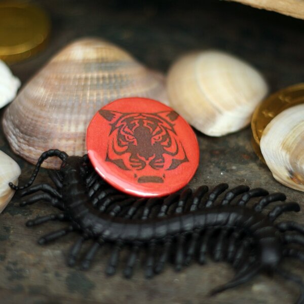 Badge tigre rouge ou bleu