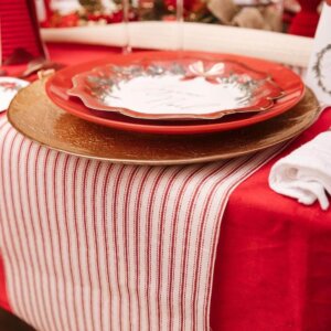 Chemin de table rayé en tissu rouge et blanc